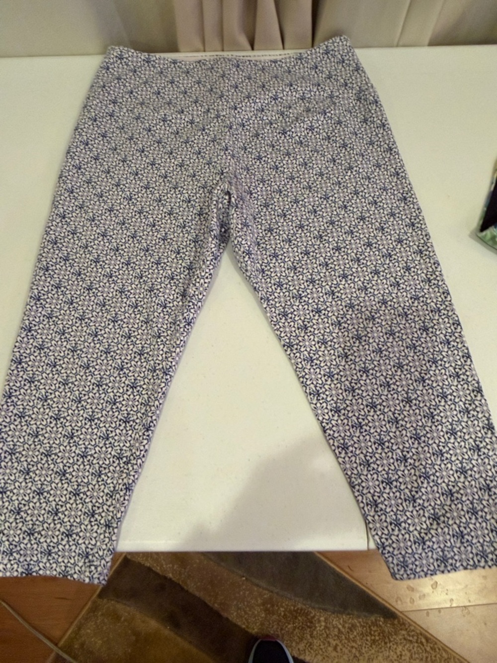 Women’s Capri Leggings. 3 pair size large - Picture 4 of 7